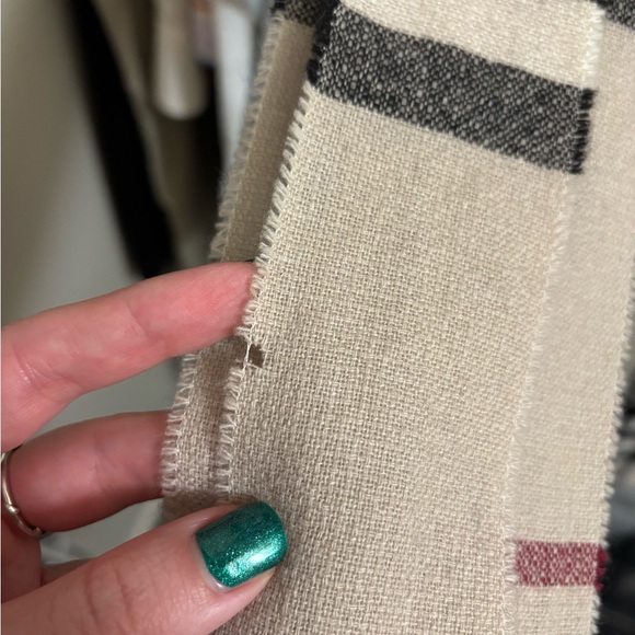 Burberry Checkered Scarf - Picture 4 of 10